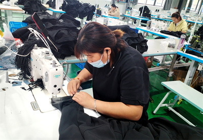 利辛縣永興鎮團力富服飾公司工人正在縫制服裝。利辛縣永興鎮供圖